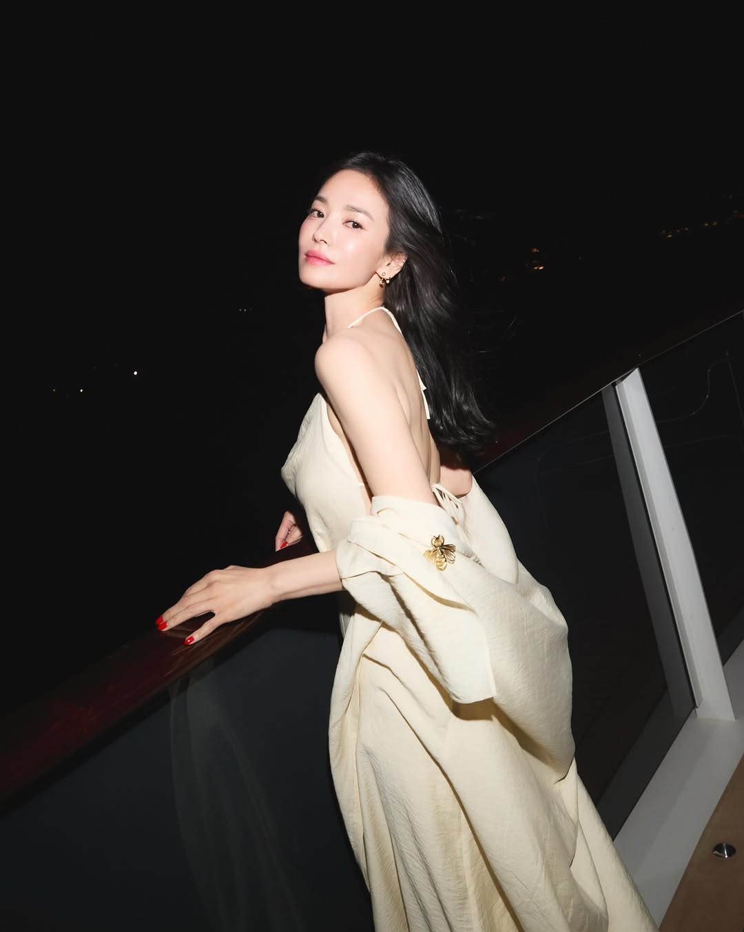 송혜교, 가릴 곳만 가렸다..아슬아슬 얇은 끈에 의지한 파격 드레스
