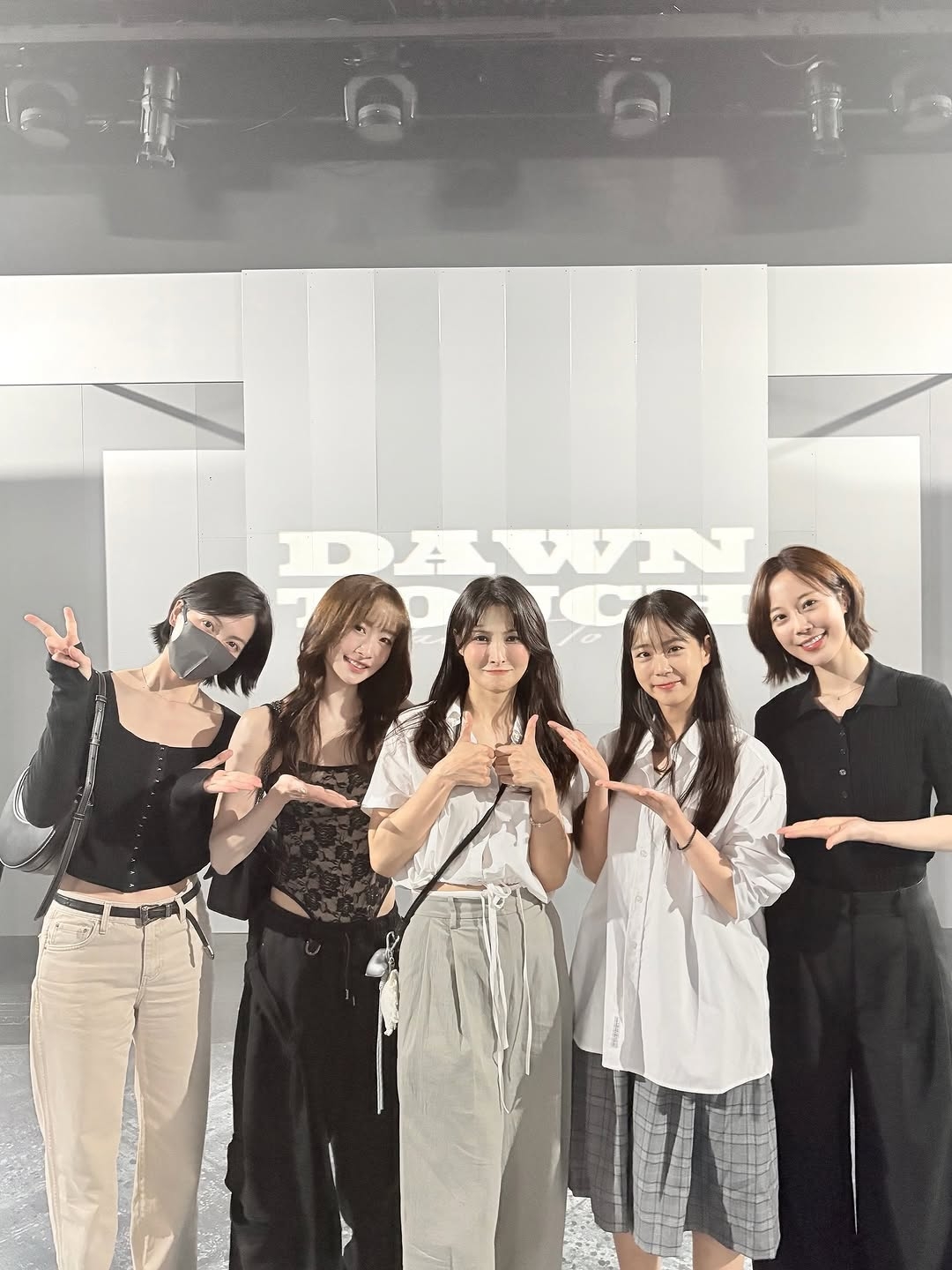 [뮤즈★]카라, 박규리 뮤지컬 단체관람 우정..허영지는 대성과 열애설 부인 후 첫 근황