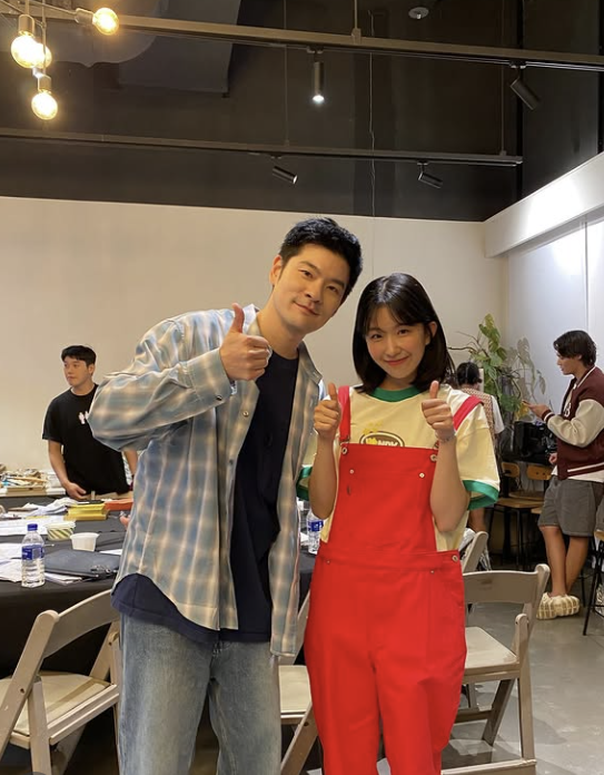 [뮤즈★] ‘18살 차’ 장기하♥윤가이, SNL 첫 만남 사진 화제…숨길 수 없는 미소 이때부터였나