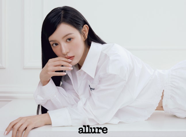 김지원님 7월호 뷰티 화보를 찍었네요