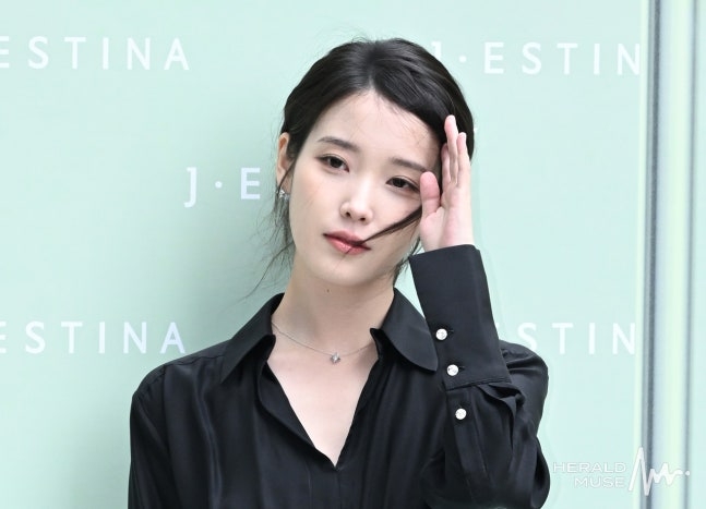 [뮤:초점]아이유, 2026년 왜 이래