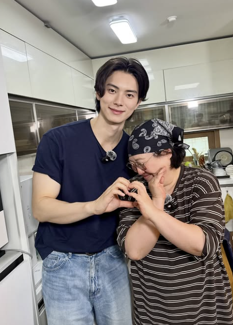 채민님과 함께 찍은 사진을 공개한 준면님이요