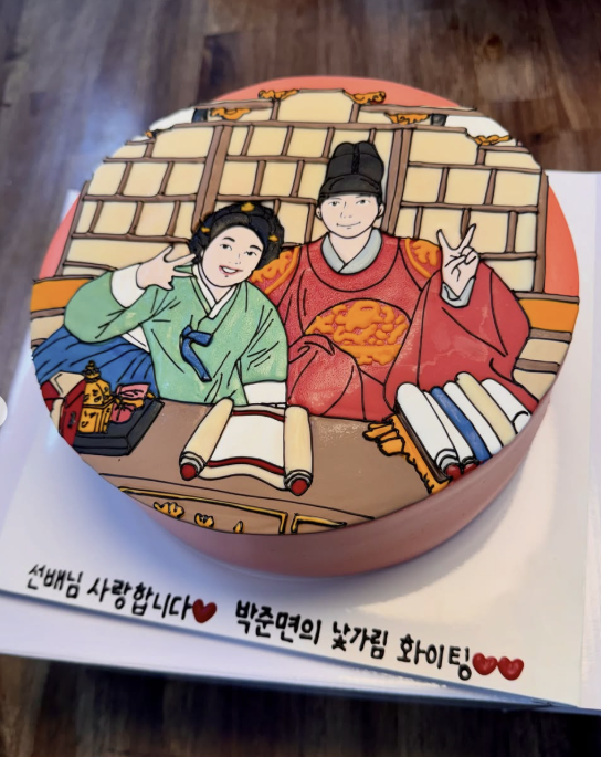 채민님과 함께 찍은 사진을 공개한 준면님이요