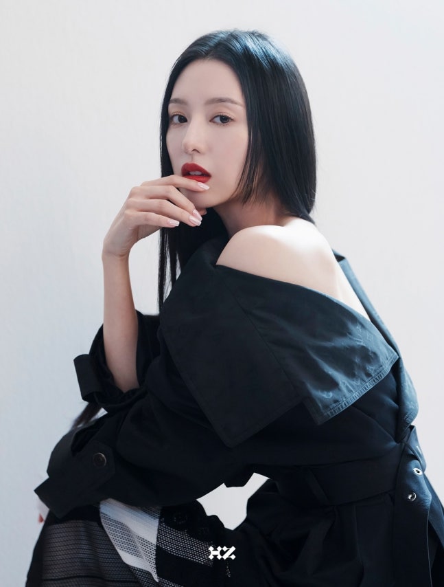 얼루어 코리아와의 화보 촬영한 김지원