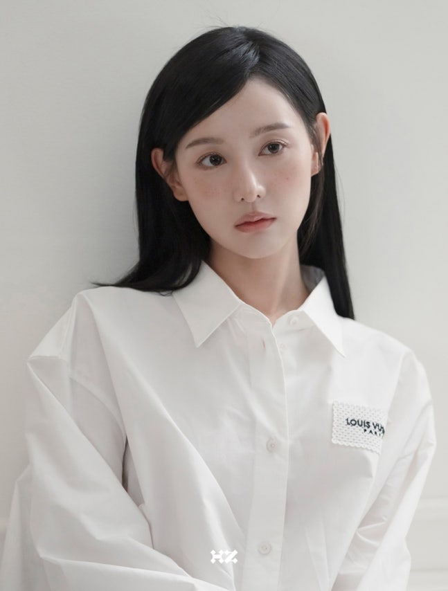 얼루어 코리아와의 화보 촬영한 김지원