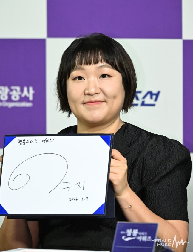 [뮤즈이슈]<b>이수지</b>, 정치색 논란에 자필 사과 “제 불찰..더 신중했어야...