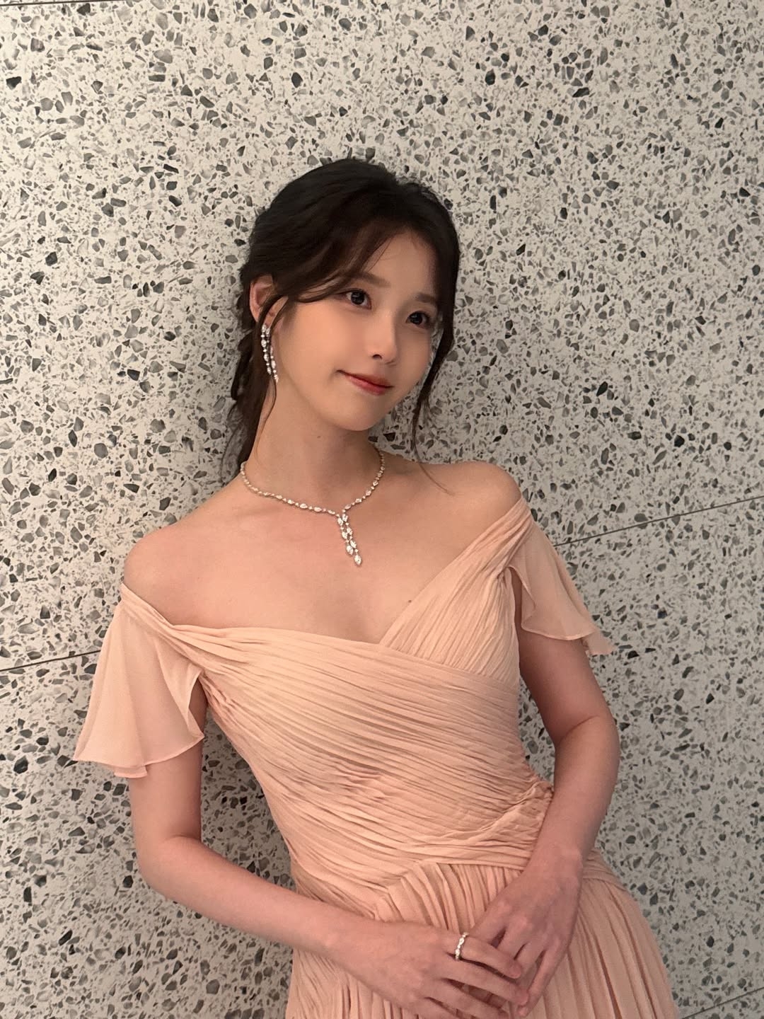 ‘이관개방증 악화’ 아이유 , 콘서트·앨범 연기 후 첫 공식 석상..팬 걱...
