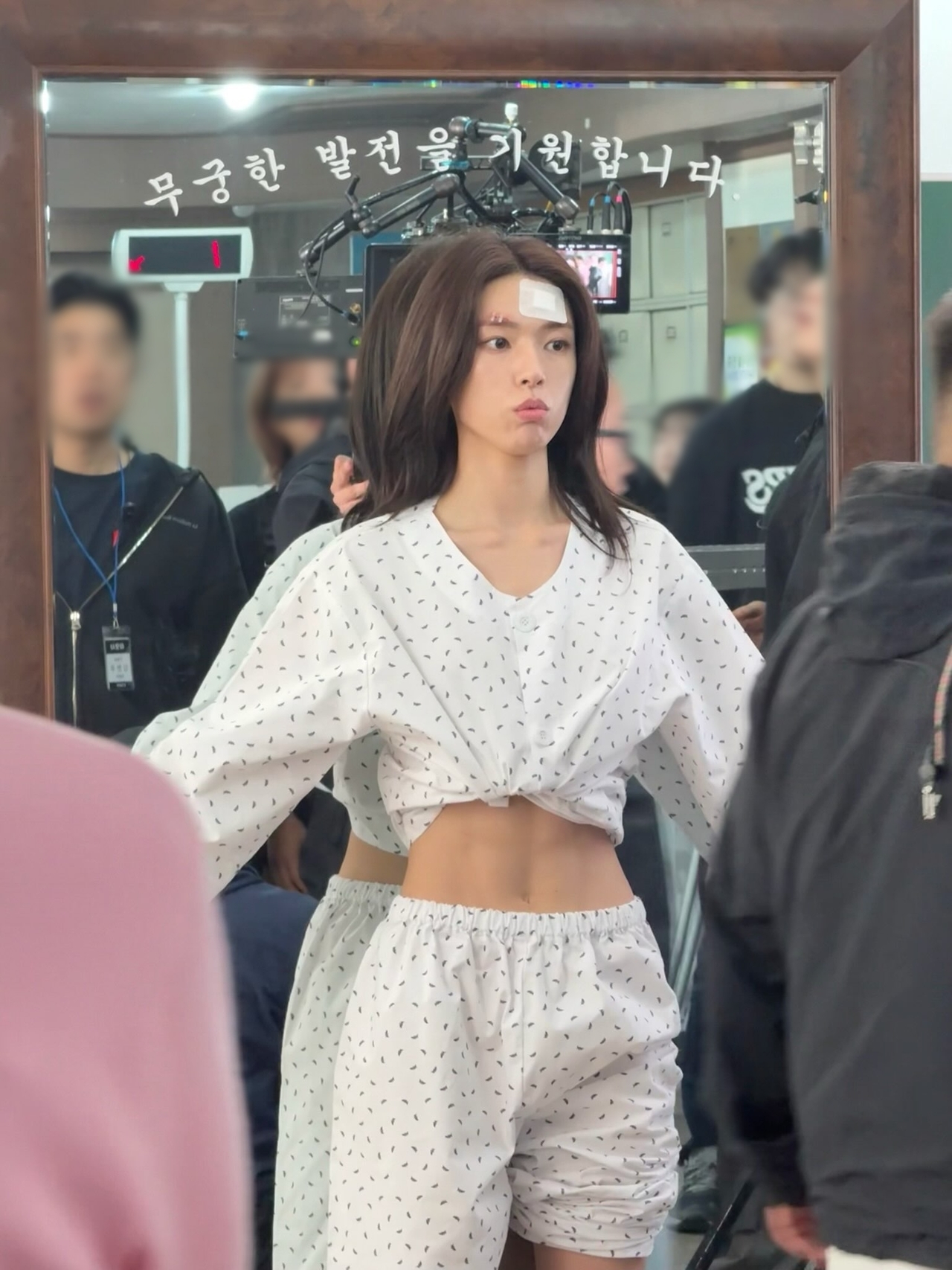 <b>하영</b>, 한줌허리에 탄탄 <b>복근</b>..청순한데 건강미 美쳤다