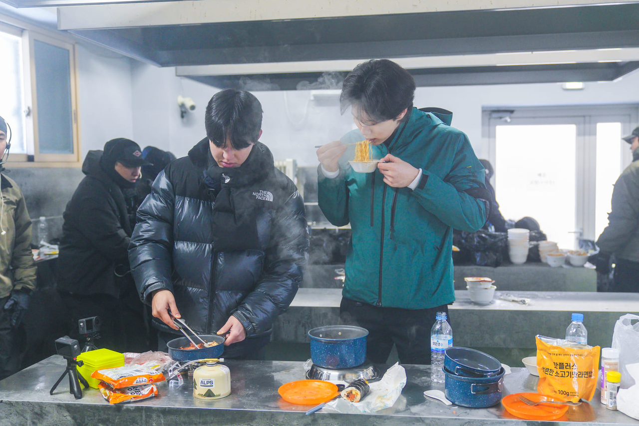 “먹기 위해 겨우 하산” 험난 <b>등산</b> 예능 ‘대등왜’ 오늘(19일) 넷플릭...