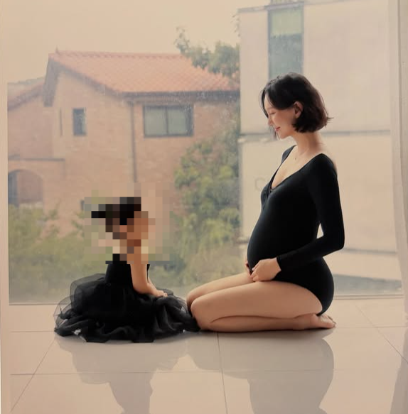 ‘둘째 임신’ <b>이유영</b>, 딸과 찍은 <b>만삭 화보</b>..우아하게 아름다워