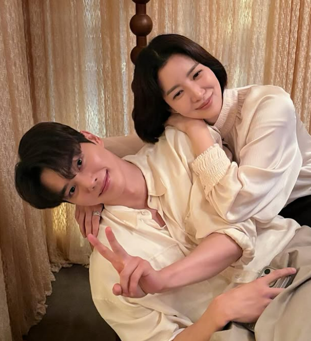 윤세아, 아들 바라기 다 됐네…子 <b>송강</b> 옆 찰싹
