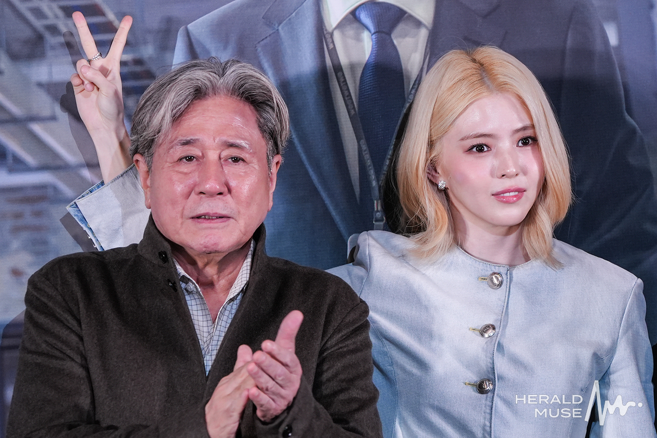 [포토] <b>최민식</b>-<b>한소희</b>, <b>인턴</b>만 모르는 사진