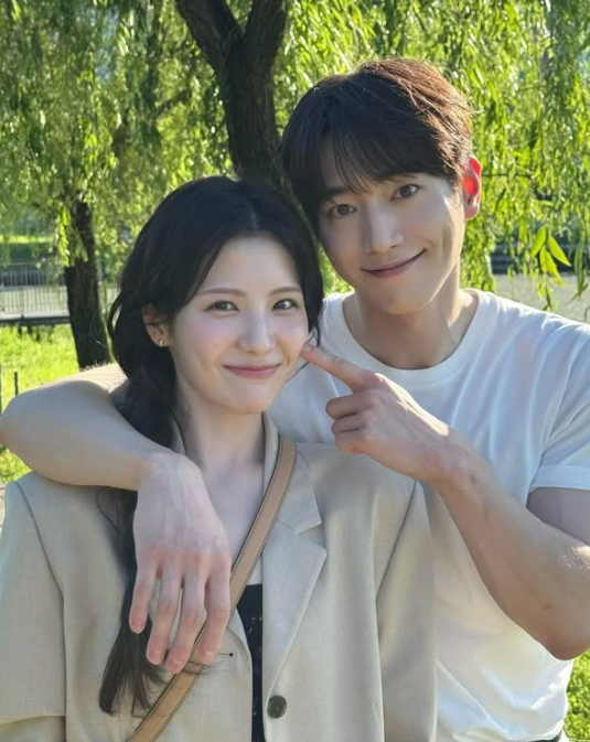 公園で肩を寄せ、チョ・アラムのえくぼに触れるソ・ガンジュン