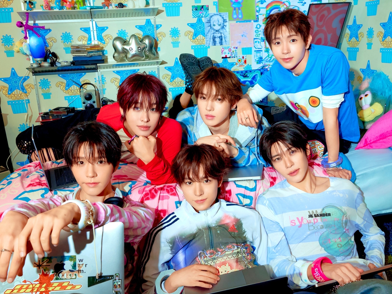カラフルな部屋に集まるNCT WISHのメンバー6人