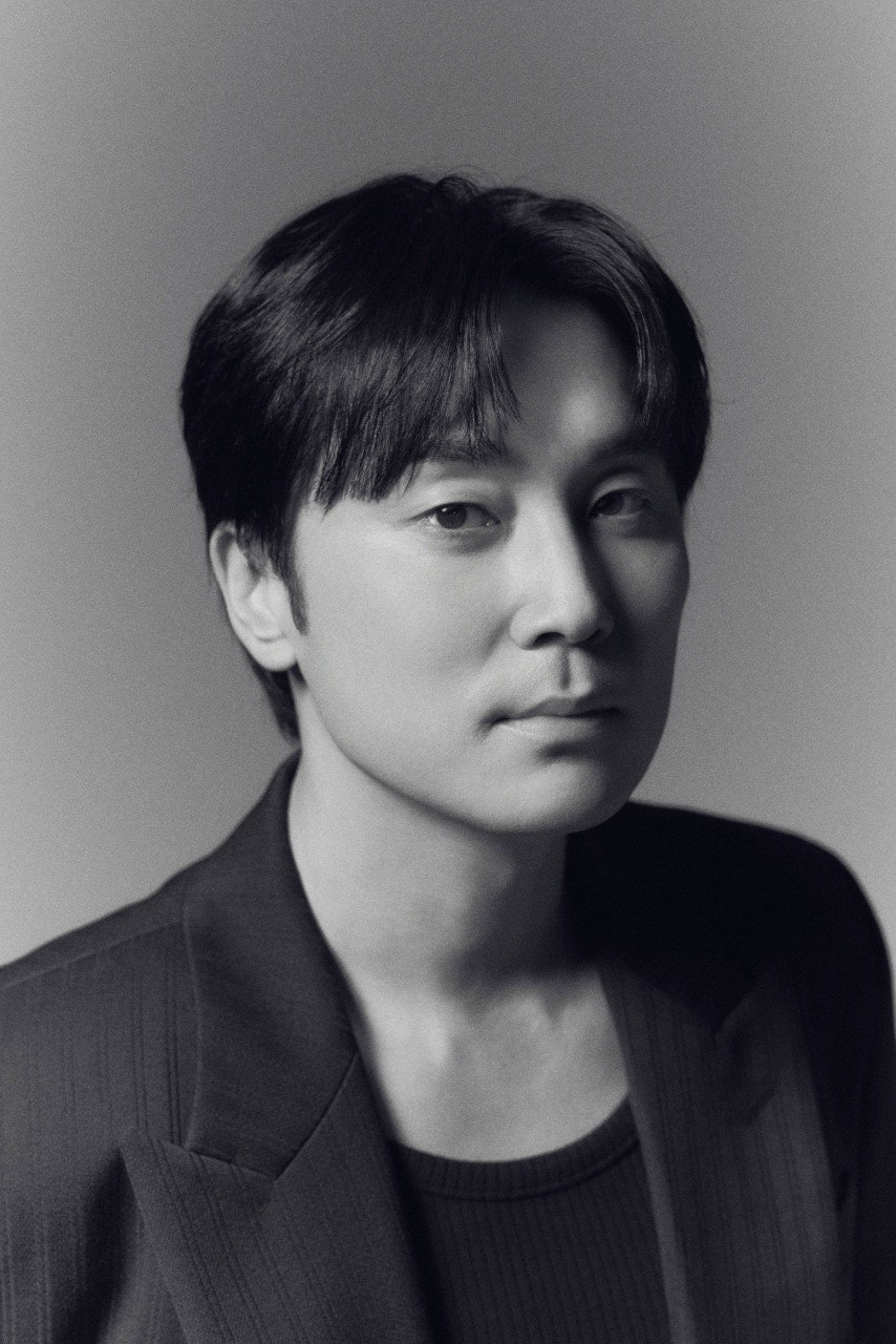 モノクロ写真に写る俳優ソ・ヒョヌのポートレート
