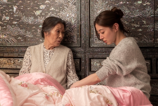 映画「今もなお、輝かしく」でキム・ヘジャとイ・セヨンが向き合う場面