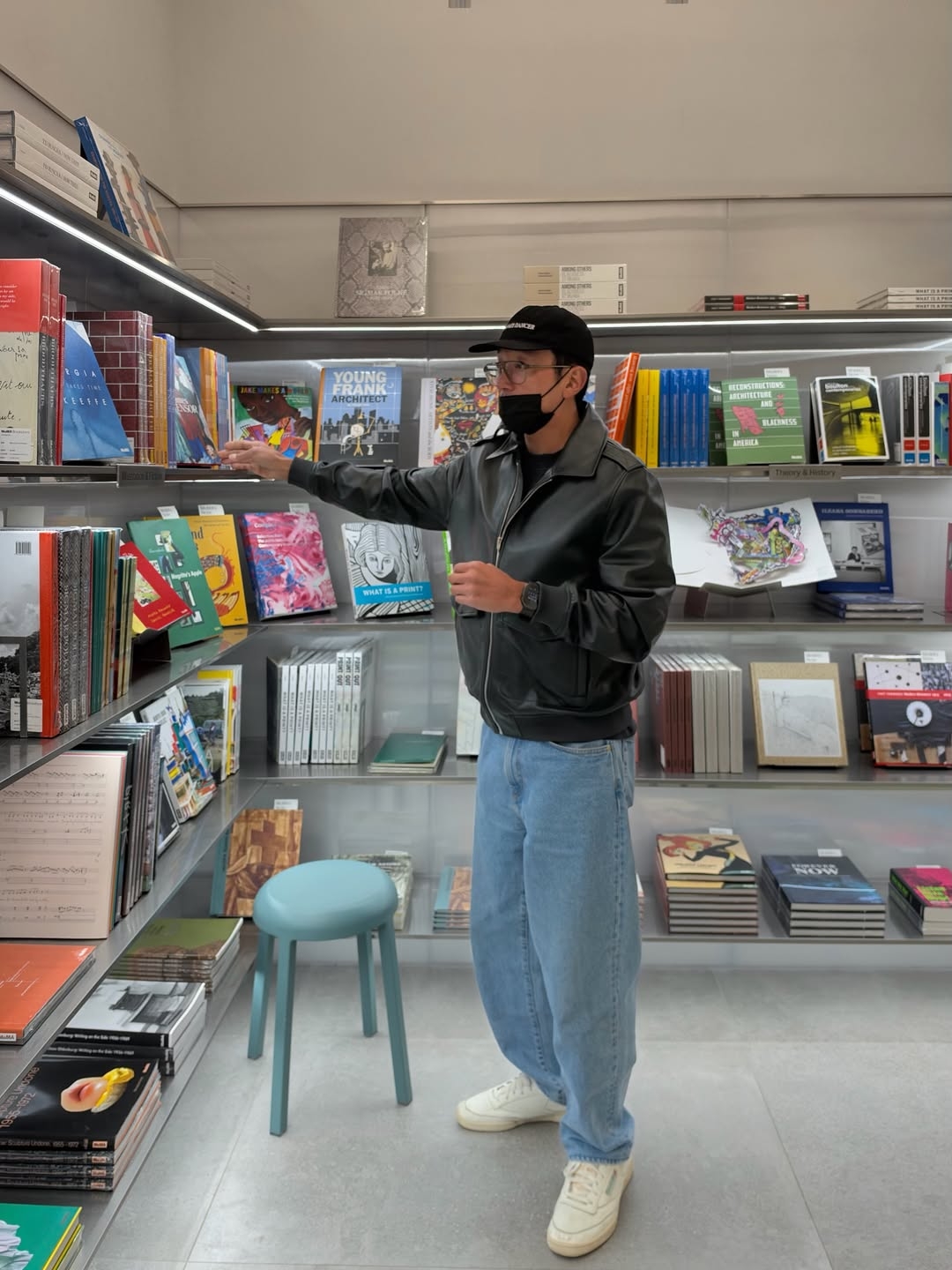 書店で本を手に取るハ・ジョンウ