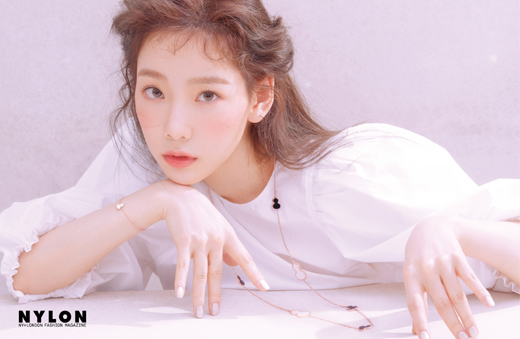<b>태연</b> "'<b>집순이</b>의 아이콘'이지만 이젠 밖으로 나가 사람 만날 것" [화보]