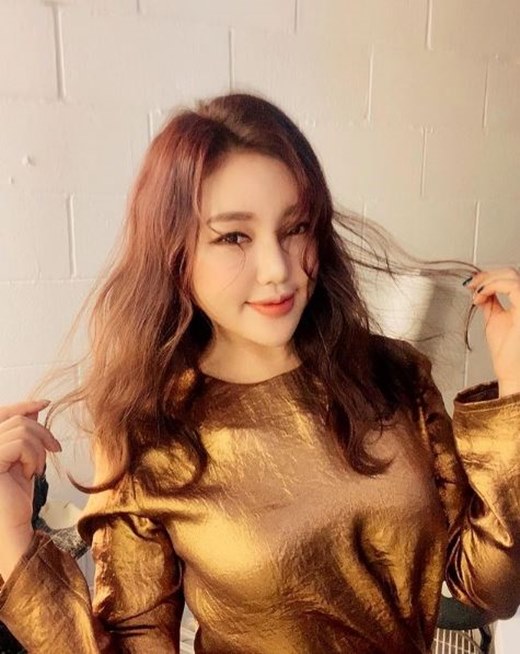 <b>송가인</b>, 가을 여신으로 <b>변신</b>…물오른 <b>미모</b>에 섹시미까지