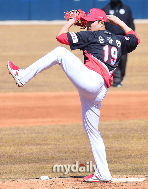[MD포토] <b>기아</b> 선발 <b>윤중현</b> '와일드한 <b>투구</b>폼'