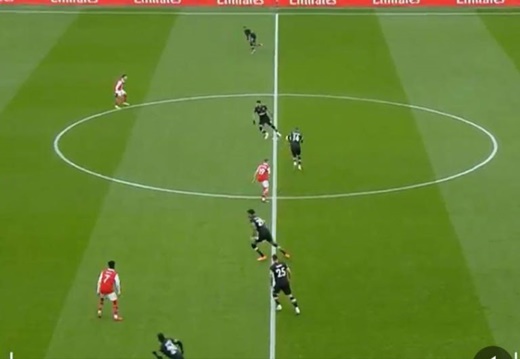 “天才战术”↔“明显的误判”.EPL 在 9 秒内“吵闹”