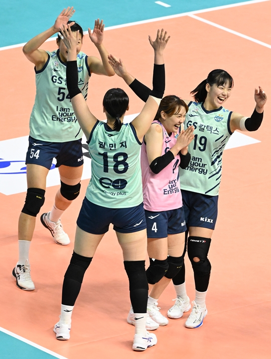 '2연패' GS칼텍스 대위업, 남녀부 최다 <b>6회</b> 컵대회 <b>우승</b>!... IBK 3-1 제압 ...