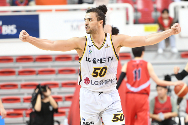 '리바운드 1위' LG <b>마레이</b>, <b>2라운드</b> MVP 선정
