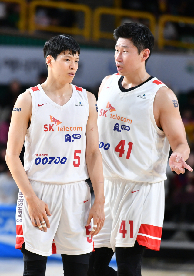 '<b>워니</b> 20득점' SK, LG에 2점차 신승 거두고 5연승 질주...베테랑 듀오 23점 합...