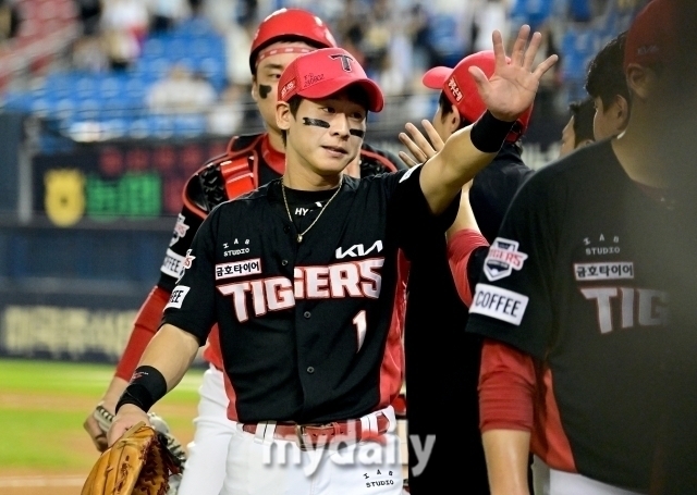 [오피셜] <b>박찬호</b> 3억원 '비FA 최고 연봉'-<b>최지민</b> 233% 최고 인상률, KIA 연봉...