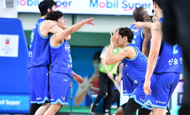 후반기 <b>한국가스공사</b>를 누가 막으랴! 단독 <b>선두</b> 상대로 25점차 대승...후반기...