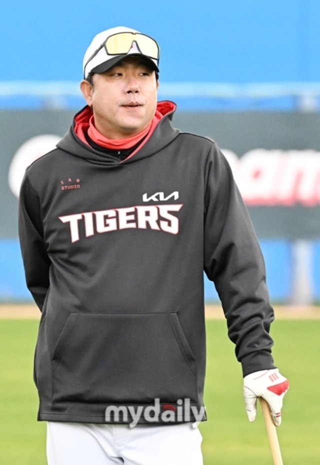 <b>홍세완</b> 코치 그대로 타격 파트 이끈다, KIA 코칭스태프 추가 보강·보직 변경...