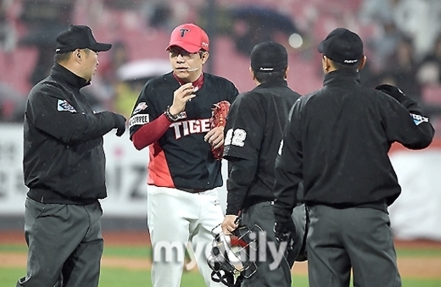 [공식발표] '우천 중단'시 투구하지 않아도 <b>투수</b> 교체 가능하다, KBO 규정 세...