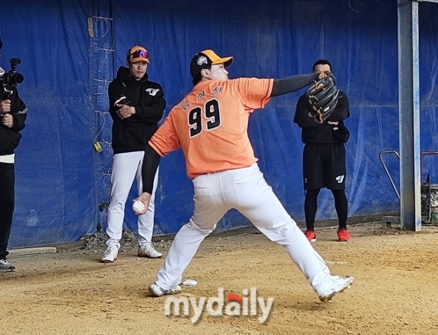 <b>류현진</b> "19년 만이네"→포수 <b>이재원</b>도 활짝... 두 번째 불펜 피칭은 더 완벽했...
