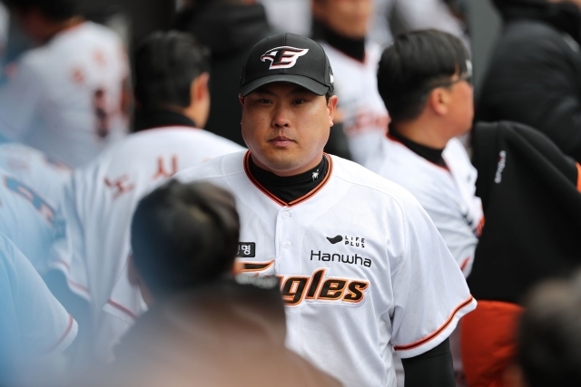 "실점하셨으니 점수 한 번 내드려야죠" <b>류현진</b>-김태균은 잊어라!... 이제 한화...