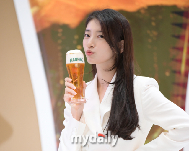 [MD포토] <b>수지</b> '거품 <b>키스</b>'