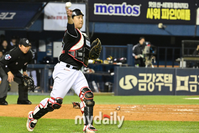 [MD포토] <b>포수</b> <b>강백호</b> '차분하게 던진다'