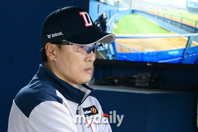 [MD포토] 진지한 표정으로 <b>류현진</b> 바라보는 두산 <b>이승엽 감독</b>