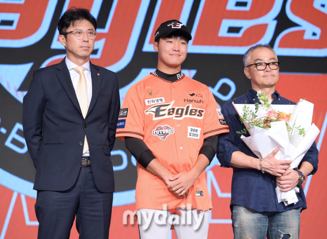 "한화 선발진 가장 좋잖아요" 160km 광속구 신인, 자리 <b>없음</b>에도 자부심...