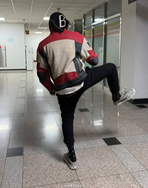 엉거주춤 다리 들고 있는 지드래곤님의 귀여운 뒷모습