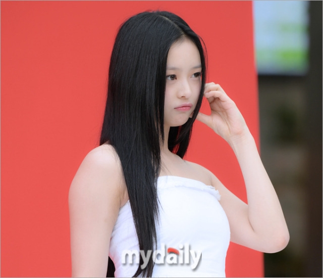 thumbnail for NewJeans' Hanni Faces Visa Expiry Amid Contract Dispute