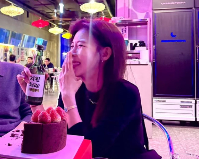 '여자 신동엽' 정말 맞네→<b>뱀파이어</b> 미모 <b>비결</b>은 알코올? <b>하지원</b>, 소주병...