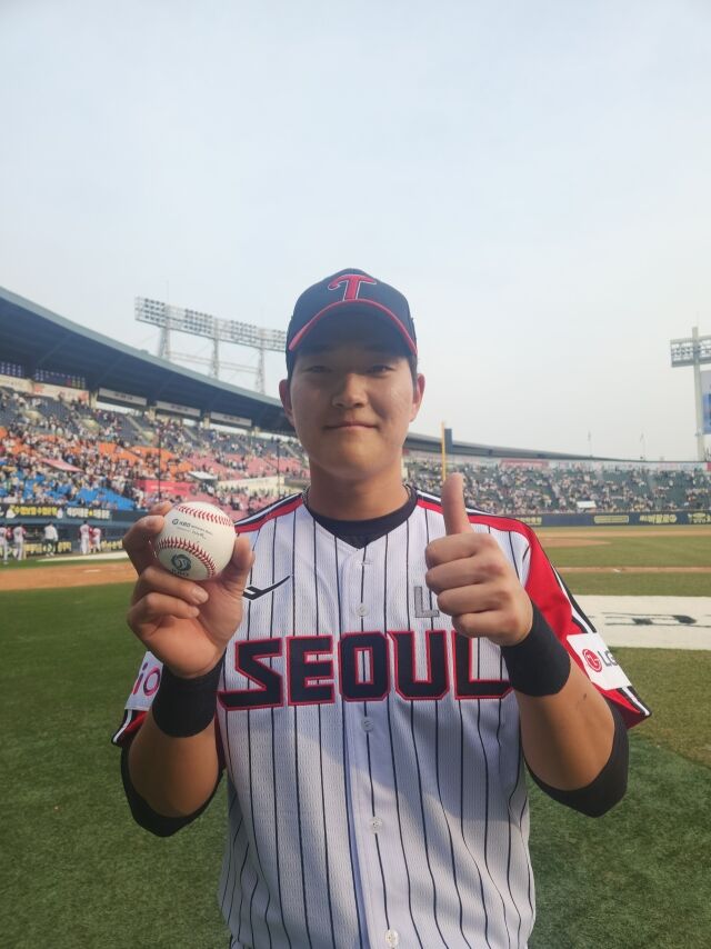 데뷔 첫 안타가 대타 홈런이라니... LG 거포 유망주 대폭발, 홈런공 LG 팬이 돌려줬다 &apos;최고의 하루&apos;