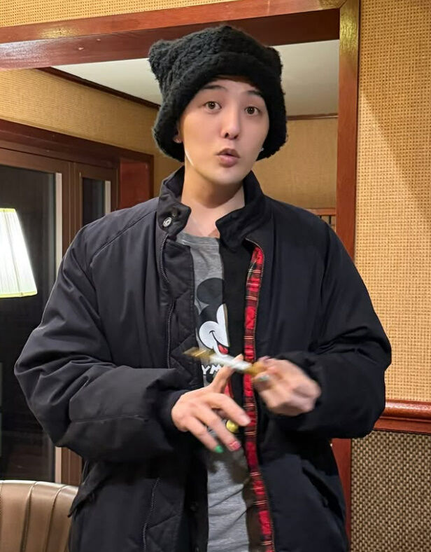 교복 찰떡 어울림 자랑하는 귀여운 지드래곤님