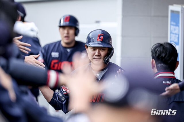 KBO 외인 신입생 6실점 무너졌는데…롯데 2위 탈환 어떻게 가능했나, 김태형 집중력 잃지 않았다, 손호영 좋았어 [MD대전]