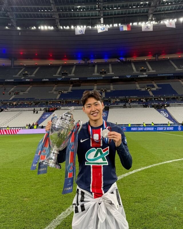 또 결장! <b>이강인</b>, <b>태극기</b> 두르고 6번째 트로피 획득...PSG, 쿠프 드 프랑...