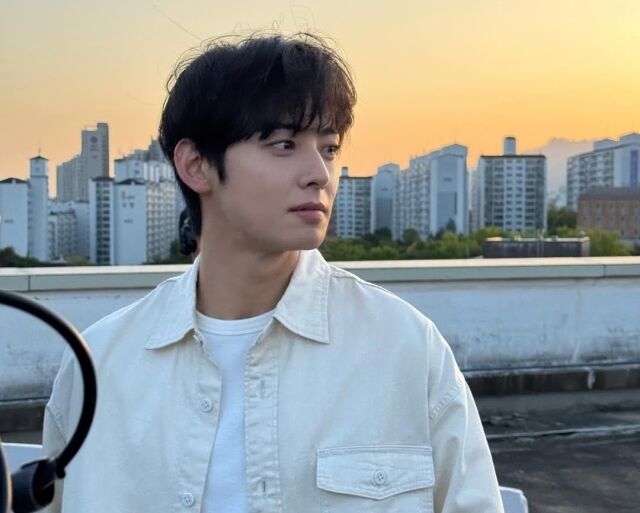 Eunwoo, qui a un doux sourire et ne sait même pas que je suis contrarié par l'enrôlement militaire