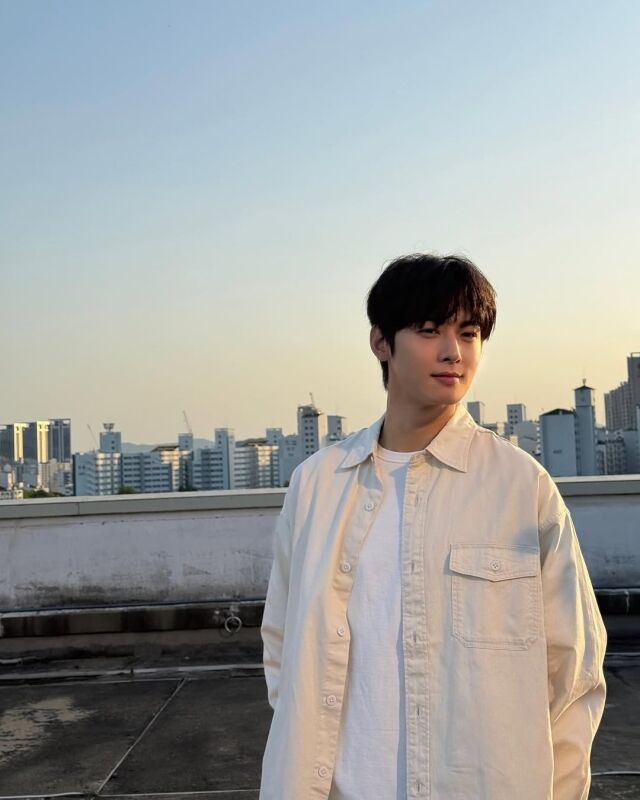 Eunwoo, qui a un doux sourire et ne sait même pas que je suis contrarié par l'enrôlement militaire