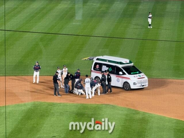 &apos;롯데 초비상&apos; 박영현 견제구에 옆구리 맞은 장두성, 입에서 출혈까지 발생→병원 이송 후 검진 계획 [MD수원]