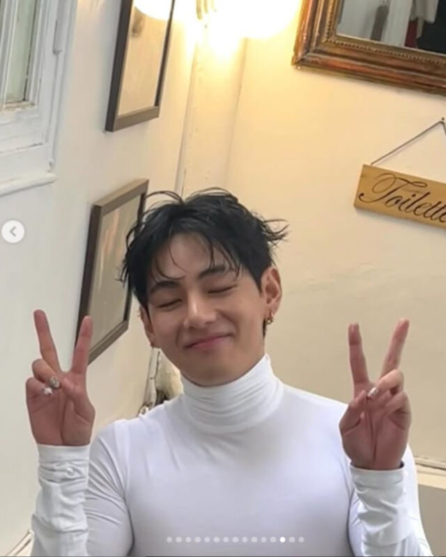 장난스러운 표정의 일상 모습을 사진으로 공개한 뷔님