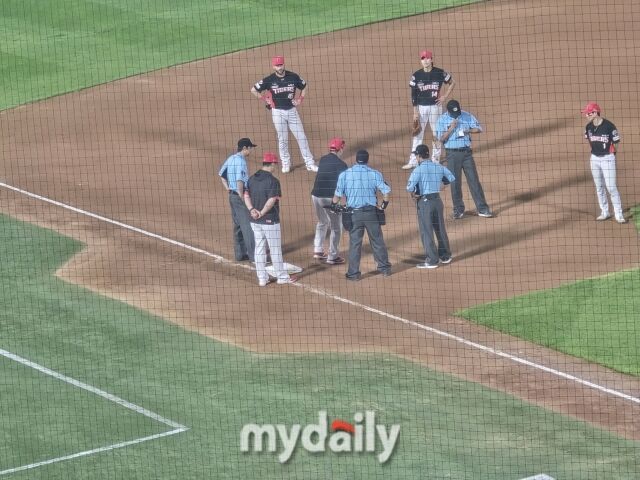 ‘충격’ KIA 꽃범호 주루방해 인정하지 않고 강력 어필…결국 <b>퇴장</b>, 황...